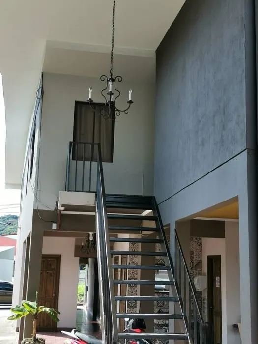 Escalera y vestíbulo con lámpara colgante