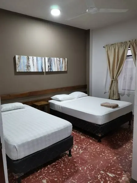 Otra habitación con dos camas y cortina clara